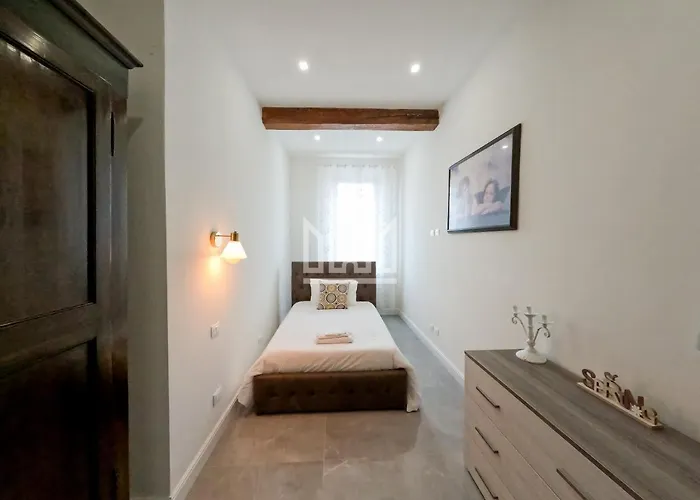 Daire Gold River House